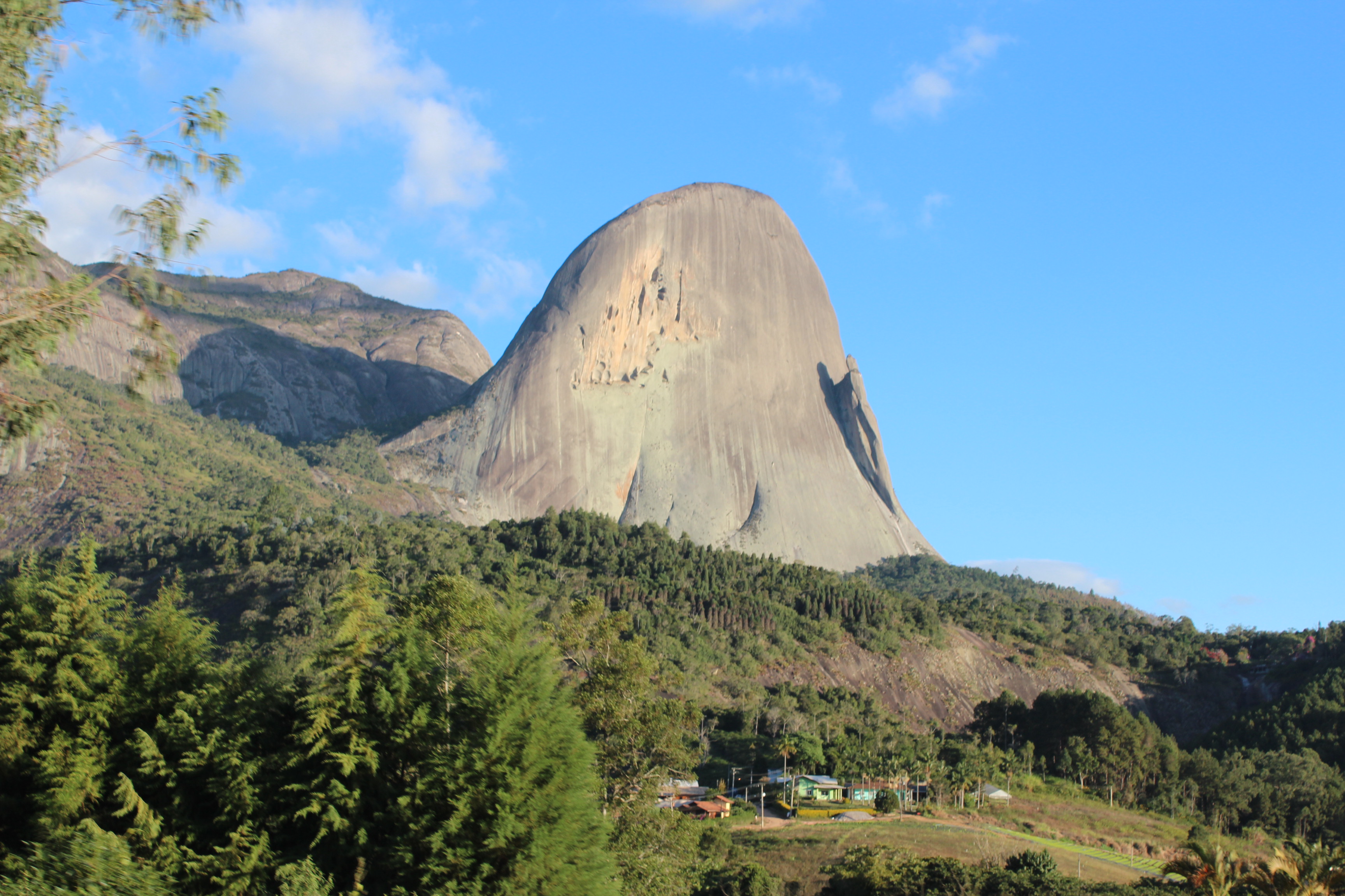 "Pedra Azul – Lagarto (vista)" – Marcio Malacarne, Pedra Azul vista da encosta com a Pedra do Lagarto, CC BY‑SA 4.0