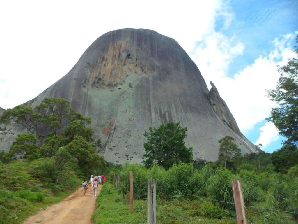 "Pedra Azul – Domingos Martins" – Drmarcelodavid, Formação rochosa da Pedra Azul vista de Domingos Martins, CC BY‑SA 4.0