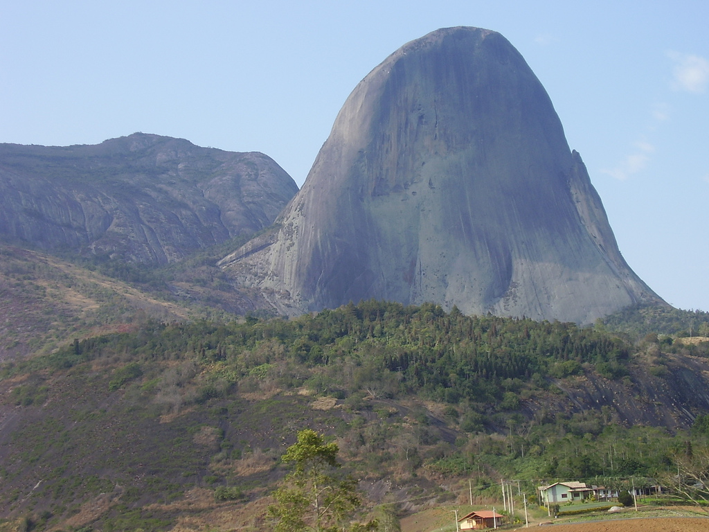 "Pedra Azul State Park (trilhas)" – autor não indicado, Wikimedia Commons, CC BY‑SA 4.0